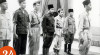 Foto Pelantikan perwira pucuk T.N.I Jenderal Soedirman oleh Presiden Sukarno di Istana Yogyakarta, 15 Februari 1947. Jenderal Soedirman lahir pada 24 Januari 1916 di desa Bodaskarangjati, Jawa Tengah.