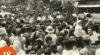 Foto Presiden Sukarno sedang menyampaikan amanatnya kepada rakyat yang berkerumun di sekitar mobil kepresidenan di daerah Tempel menuju Gunung Merapi, 18 Februari 1954.
