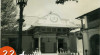 Foto rumah tempat tinggal Sri Sultan Hamengku Buwono IX beserta keluarga di Keraton, dengan seorang Abdi Dalem membersihkan halaman depan rumah pada 22 Agustus 1953.